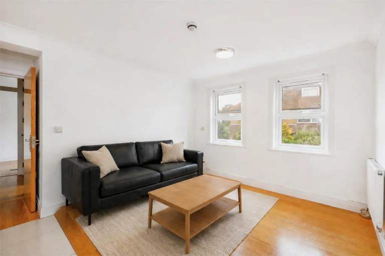 Converted Quality 1st Floor 1 Bed Flat Bath Shower Open Plan Very Near Rail Tube Bus Shops Park