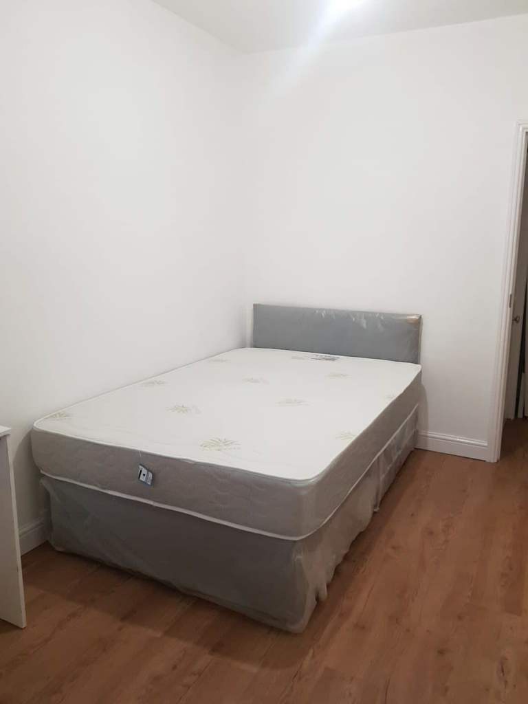 ROOM AVAILABLE WITH SMALL KICTHENETTE AND PRIVATE SHOWER WC