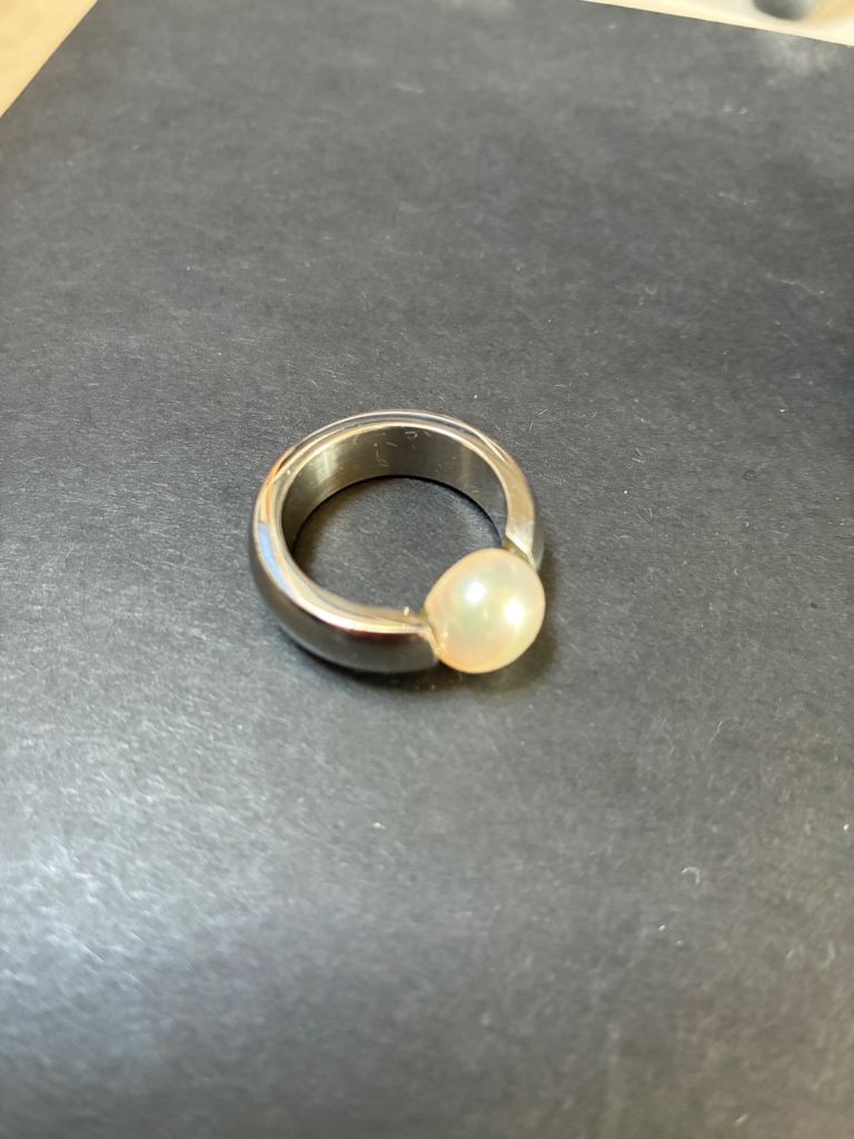 BRAND NEW Freshwater pearl & sterling silver ring.