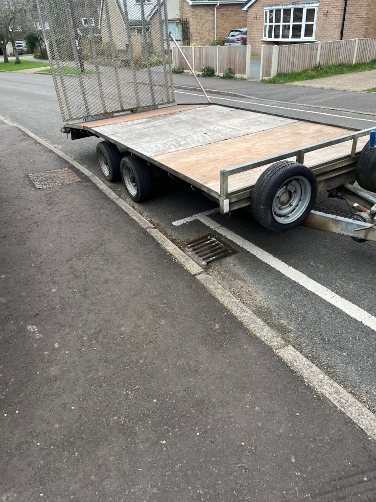 Car transporter trailer with beaver tail 