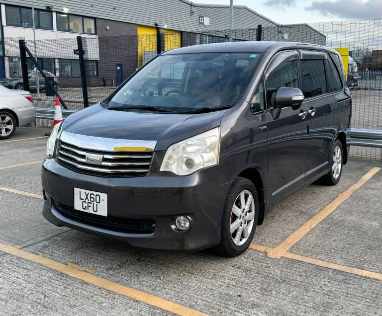 PRICE REDUCED FOR QUICK SALE - Toyota Noah 2010 Auto (Fresh 1-Yr MOT / New Battery / Cold AC