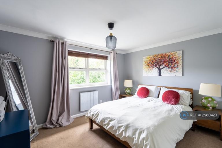 2 bedroom flat in Rosebank, Teddington, TW11 (2 bed) (#2980423)