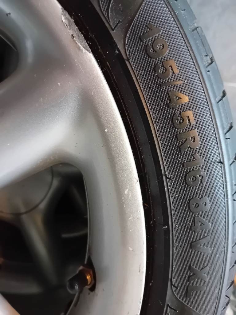 ALLOY WHEELS MK1 MONDEO OR ESCORT GREAT CONDITION SIZE 195/45R 16 84V XL 