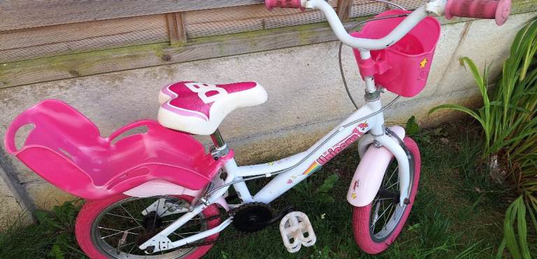 14in wheels girl bike suitable for age 4-5 years old in used condition,but Need chainguard 