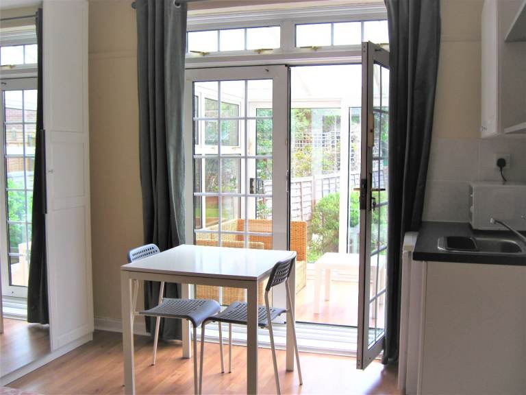 STUDIO ROOM in CARSHALTON SM5