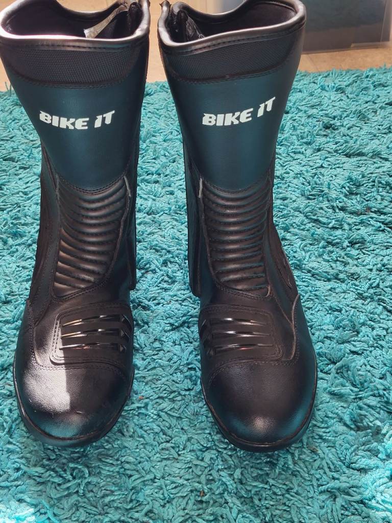 👉 Motorcycle Boots Size 11 – Like New – Cost £100 – Bargain