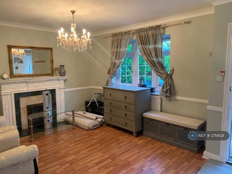 5 bedroom house in Noak Hill Road, Romford, RM3 (5 bed) (#2714521)