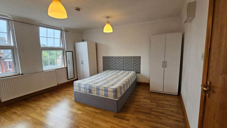 *INC GAS + WATER* Large studio flat with separate kitchen to rent in Dollis Hill
