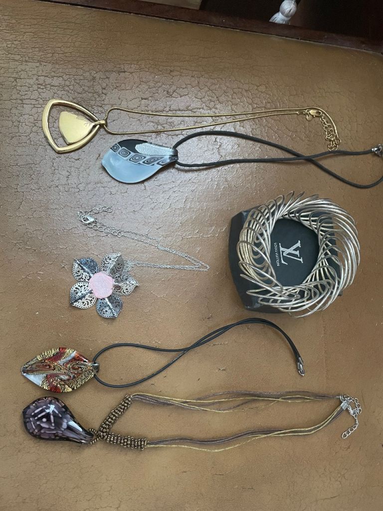 GOOD LOOKING COSTUME JEWELLERY INCLUDING 3 MURANO GLASS PENDANT NECKLACES AND  A BRACELET