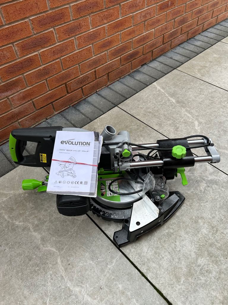 Compound mitre saw