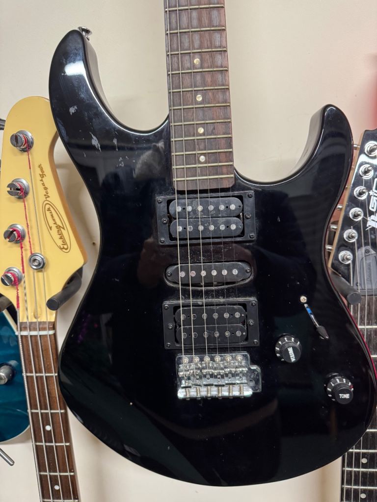 Yamaha Erg121c 4/4 Right Handed Electric Rock Guitar Strat Shape 