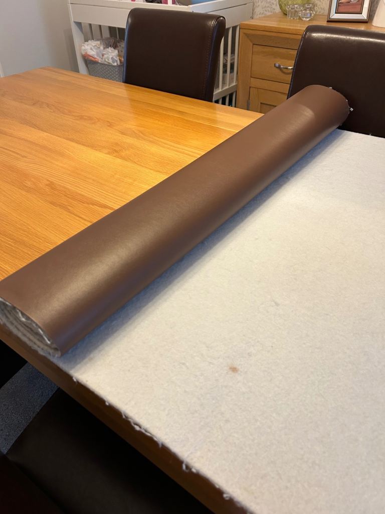 Oak furniture land dining table, 6 chairs 