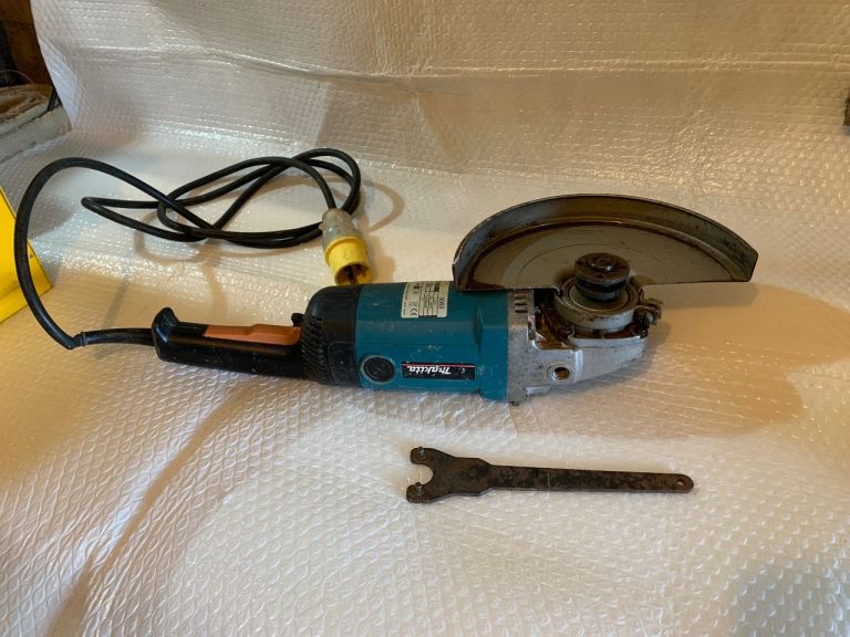110 Volt 230mm Makita Angle Grinder