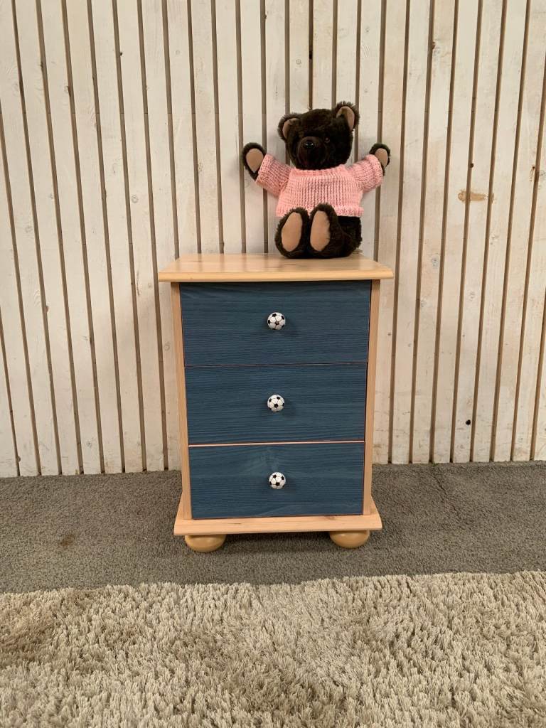 Children's 3-Drawer Bedside Cabinet with Blue-Fronted Drawers.