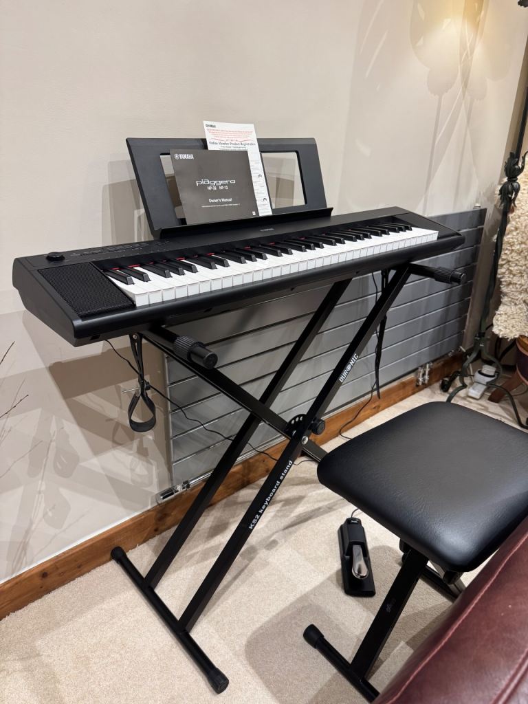 Yamaha Piaggero NP-12 Bundle - Ideal keyboard starter kit