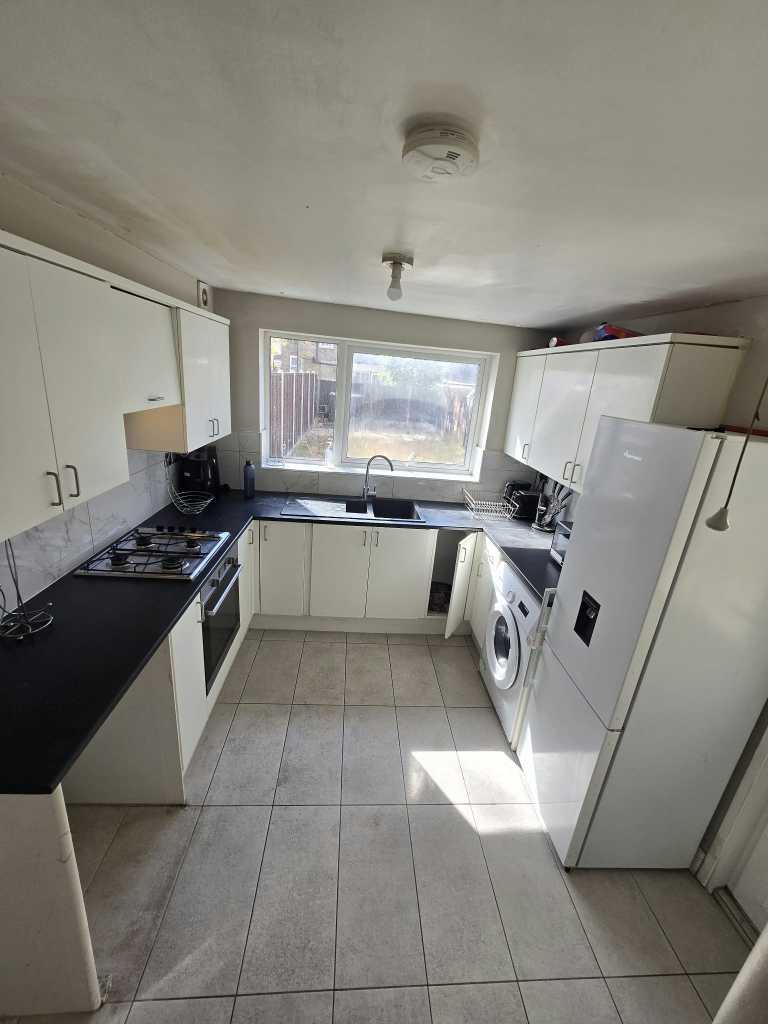 3 bedroom house in Refurbished 3-Bedroom House For Rent, IG1