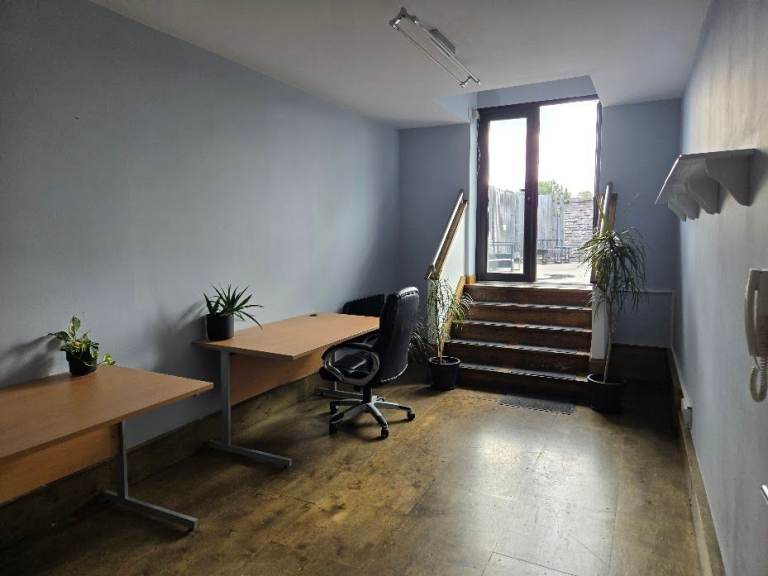 Stylish 4 Desk Office to let in Nether Edge