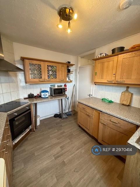3 bedroom flat in Green Lanes, London, N21 (3 bed) (#2970414)