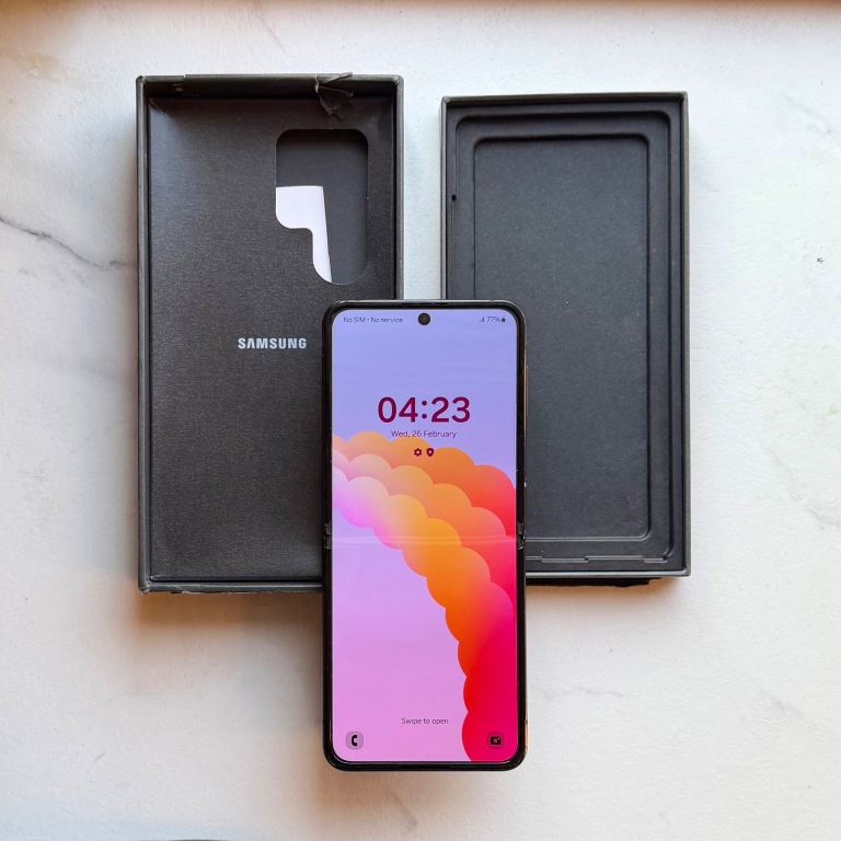 Samsung Galaxy Z Flip 4 128GB Unlocked (Excellent Condition) With Box & Charger