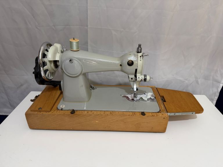 Vintage Manual Hand-Crank Sewing Machine – Solid Metal with Wooden Case