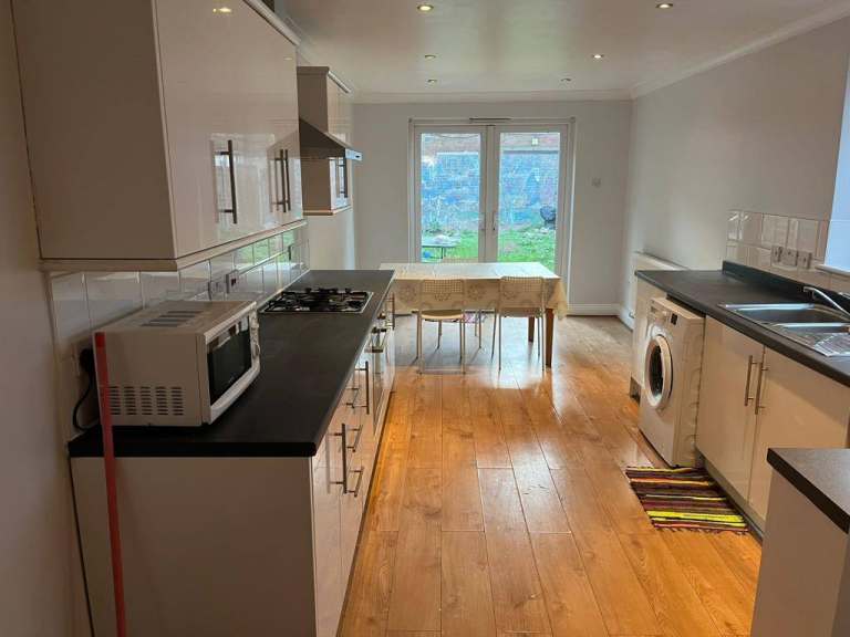 Room for rent i CANNING TOWN CHANDLER AVENUE