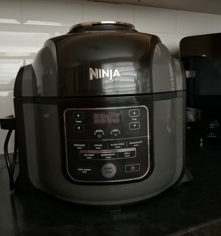 Ninja 9 in 1 , pressure cooker, slow cooker, air  bake, roast and grill and more 