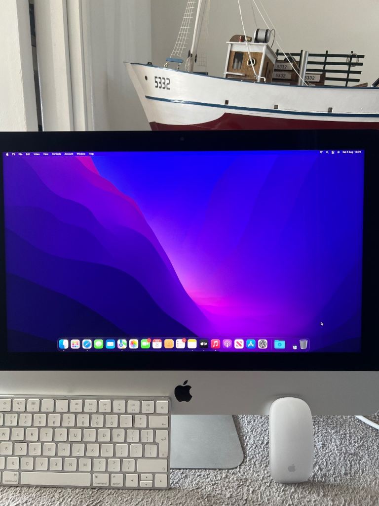 Apple iMac Retina 4K 21.5-inch (Late 2015) with Keyboard & Mouse