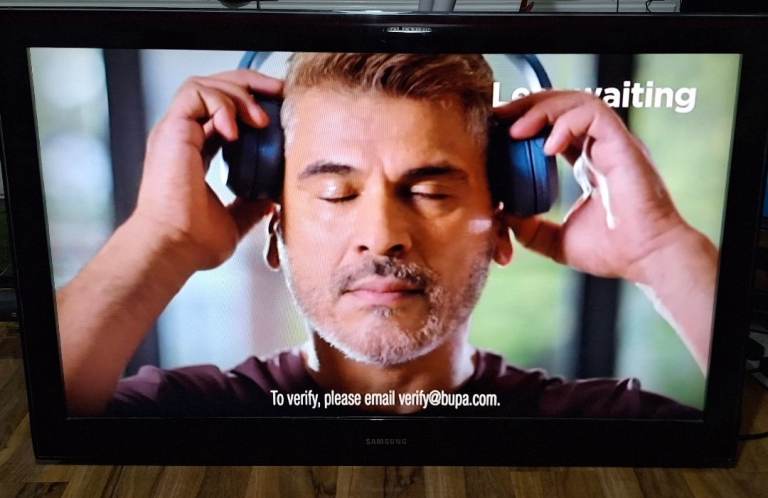 Samsung 46in freeview TV with wall bracket 