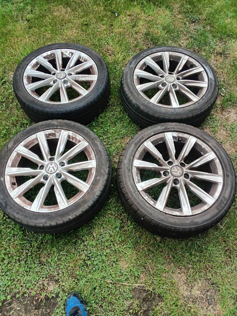 17 inch alloy vw wheels 2 good tyres no cracks or scratches 