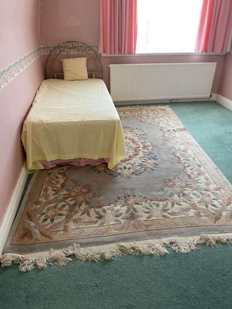 Large Traditional Chinese Style Wool Floral Rug – Good Condition