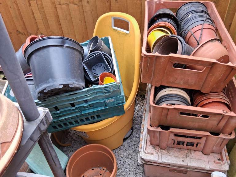Plastic plant pots