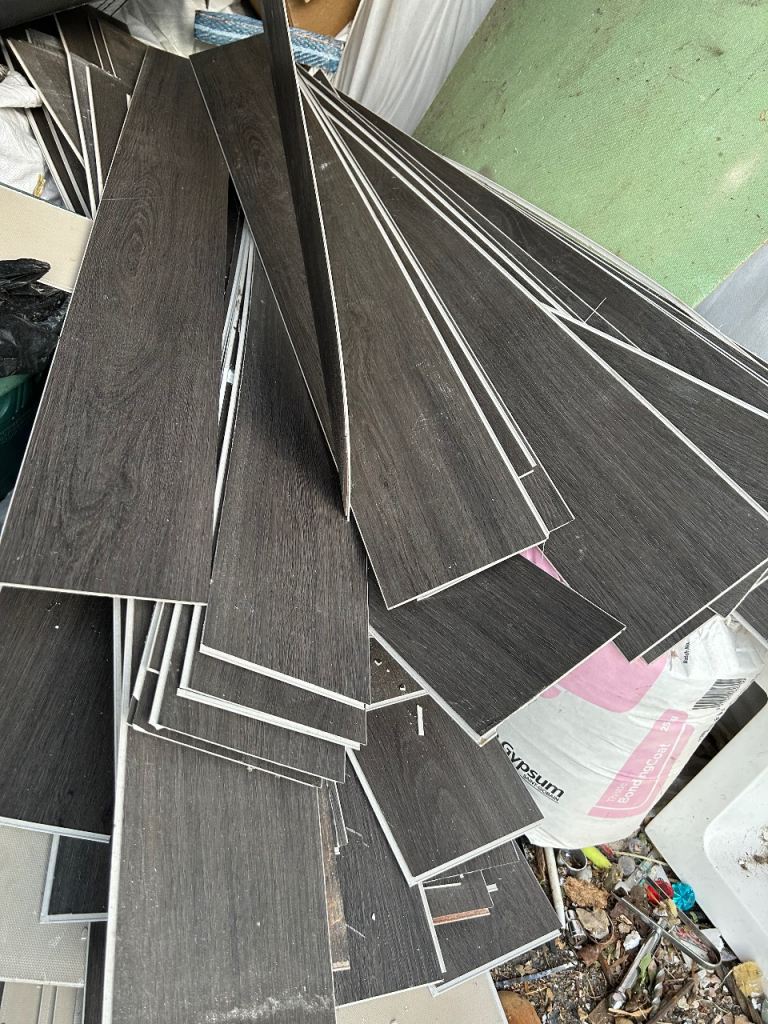 Lots of free vinyl flooring like new
