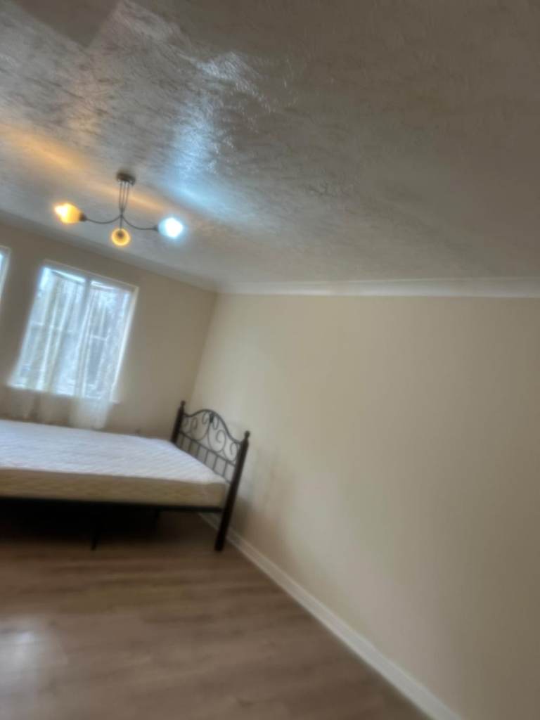 DOUBLE ROOM TO LET IN THAMESMEAD SE28 8RX 