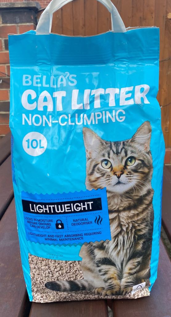 Six bags of Cat litter