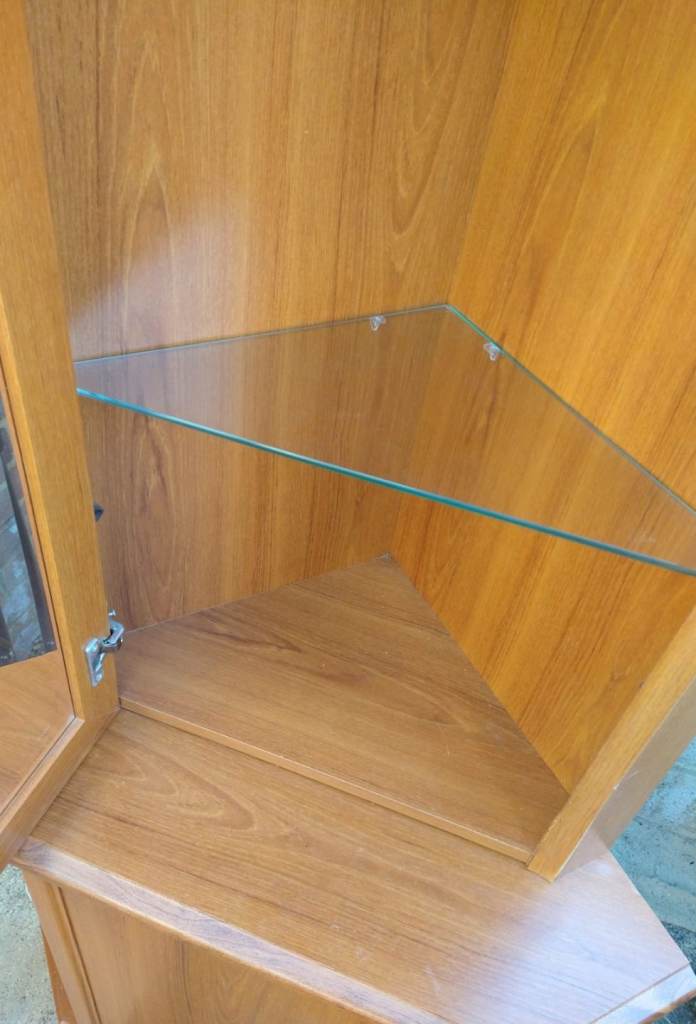Corner display cabinet can deliver 