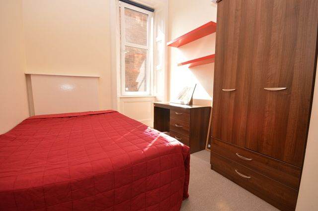 FLAT SHARE: Double room in desirable, ground floor, HMO flat in Newington - available NOW