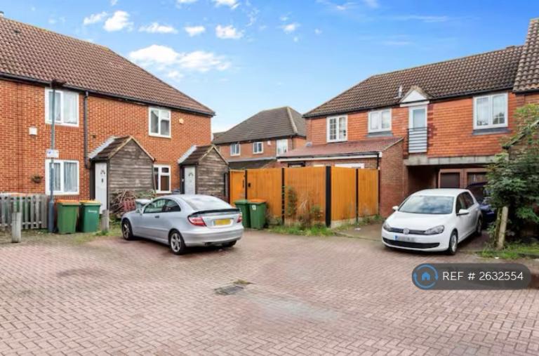 2 bedroom flat in Selby Close, London, E6 (2 bed) (#2632554)
