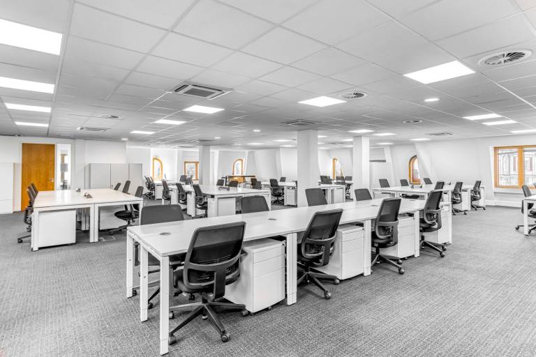 London - W1B 5AW \ Ready-to-Use Office Space with 5 Desks