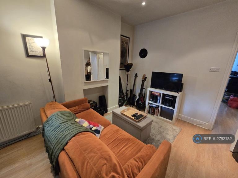 1 bedroom flat in Tooting High Street, London, SW17 (1 bed) (#2792782)