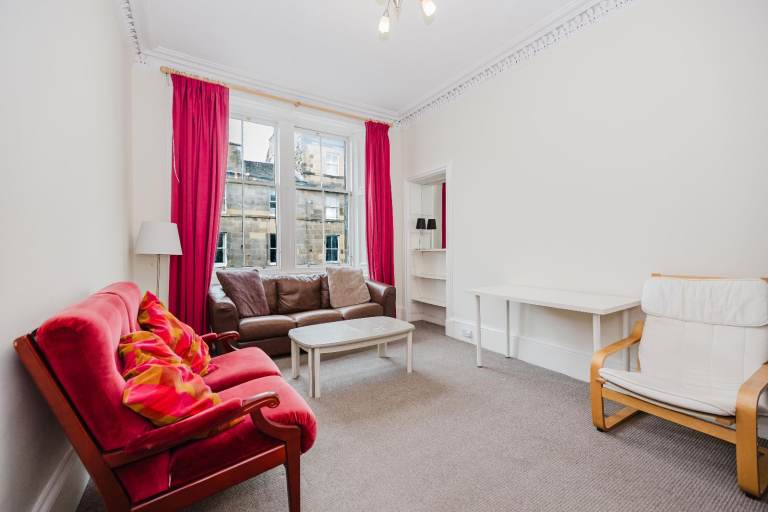 Recently refurbished, 2-bedroom, 2nd floor flat in Newington – available NOW