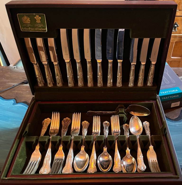 Vintage 88 piece Silver Plated Cutlery Set in Mahogany Canteen – Good Condition