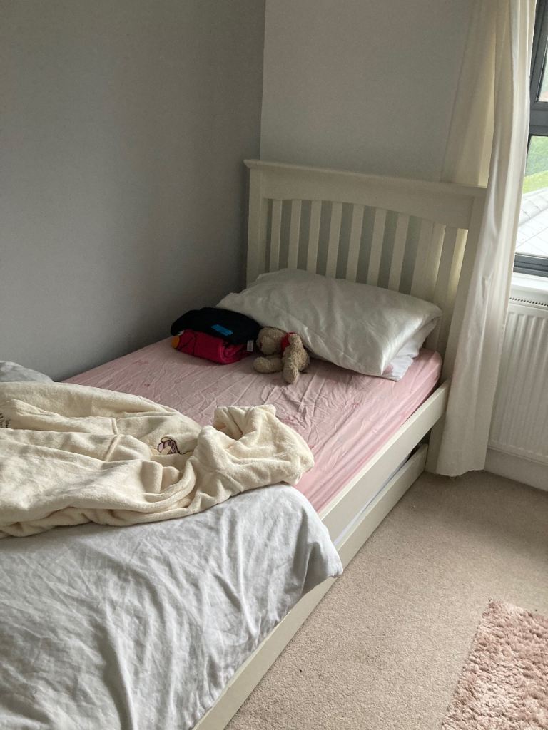 Single bed with pull out