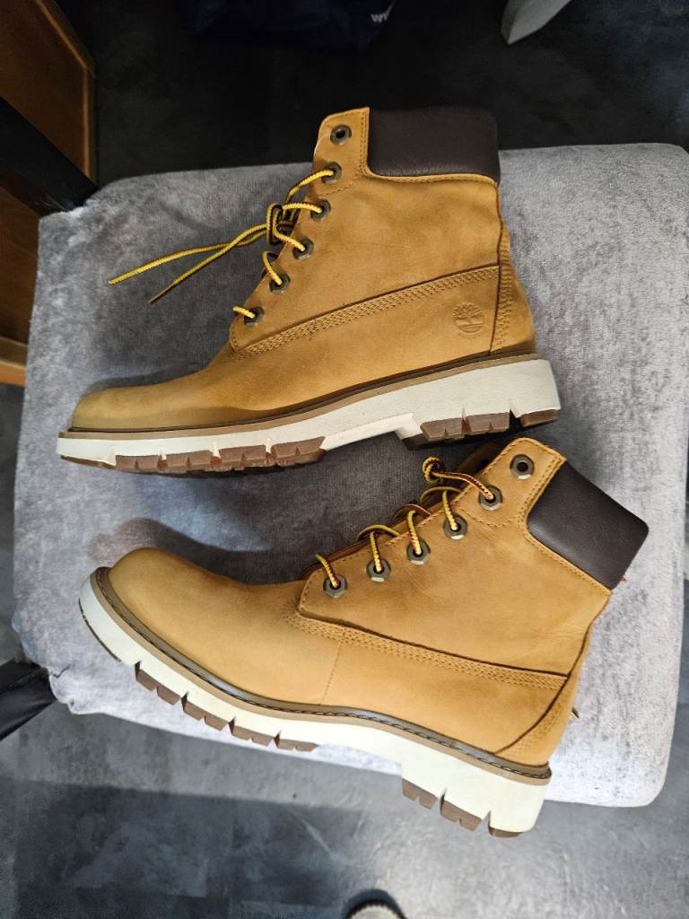 Brandnew size 5 Womens Timberland Boots 