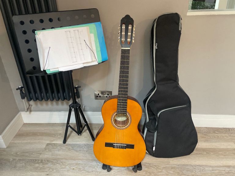 Excellent condition classical guitar 3/4 size