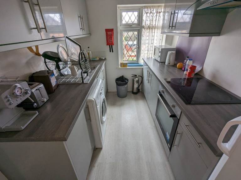 Bills Included, Single Room in a 3 Bed Flat,  Ideal for Green Park, Tesco Distribution Centre,