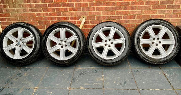 LAND ROVER RANGE ROVER EVOQUE ALLOY WHEELs AND TYRE 235 55 19