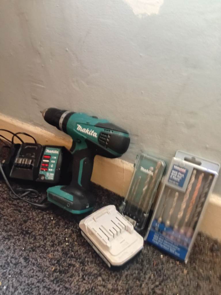 Makita 18v hammer drill & bits