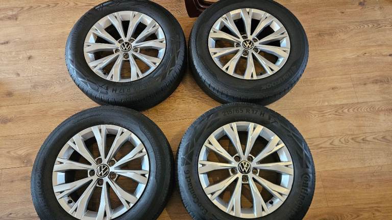 Genuine Volkswagen Tiguan 17" OEM alloy wheels with tyres