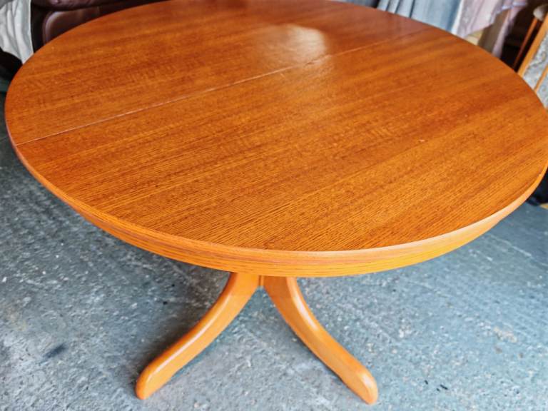Extendable Polish Dining Table with 6 Chairs – Vintage Teak Finish