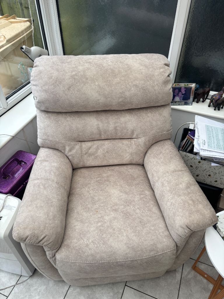 X2 electric reclining chairs. 6 month old